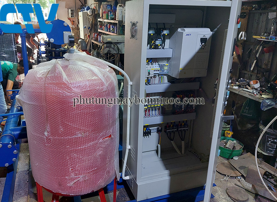 Lắp đặt tủ điện biến tần cho hệ thống máy bơm tăng áp công nghiệp